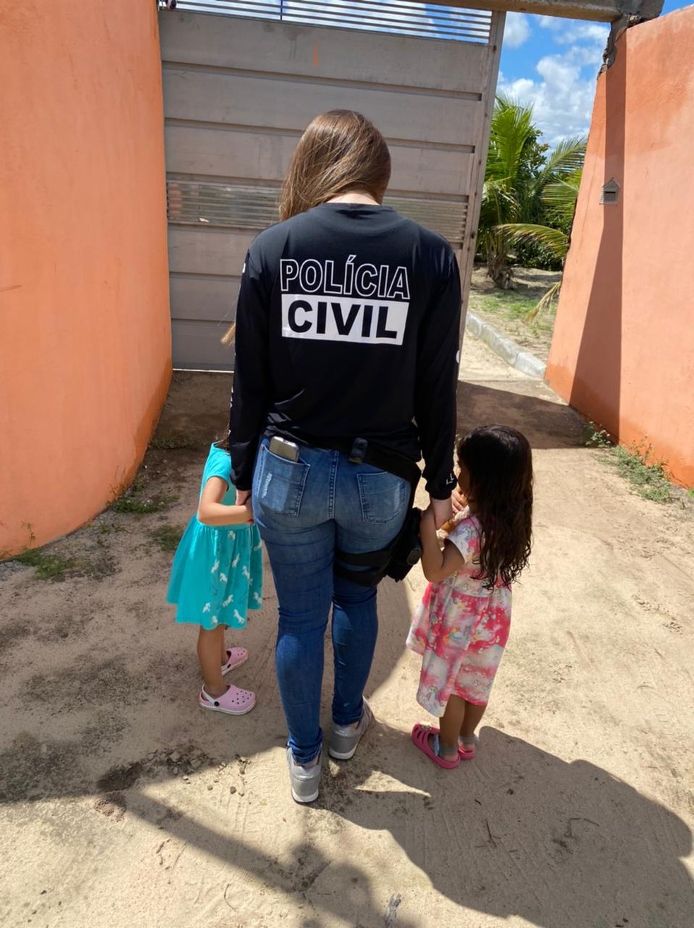 Policiais viajaram até a Bahia pra resgatar as crianças — Foto: Polícia Civil do Ceará
