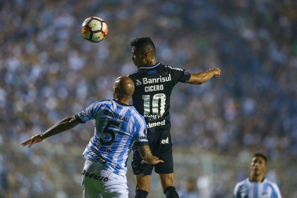 Cícero ajeita bola para gol de Alisson  — Foto: Lucas Uebel / Grêmio, DVG