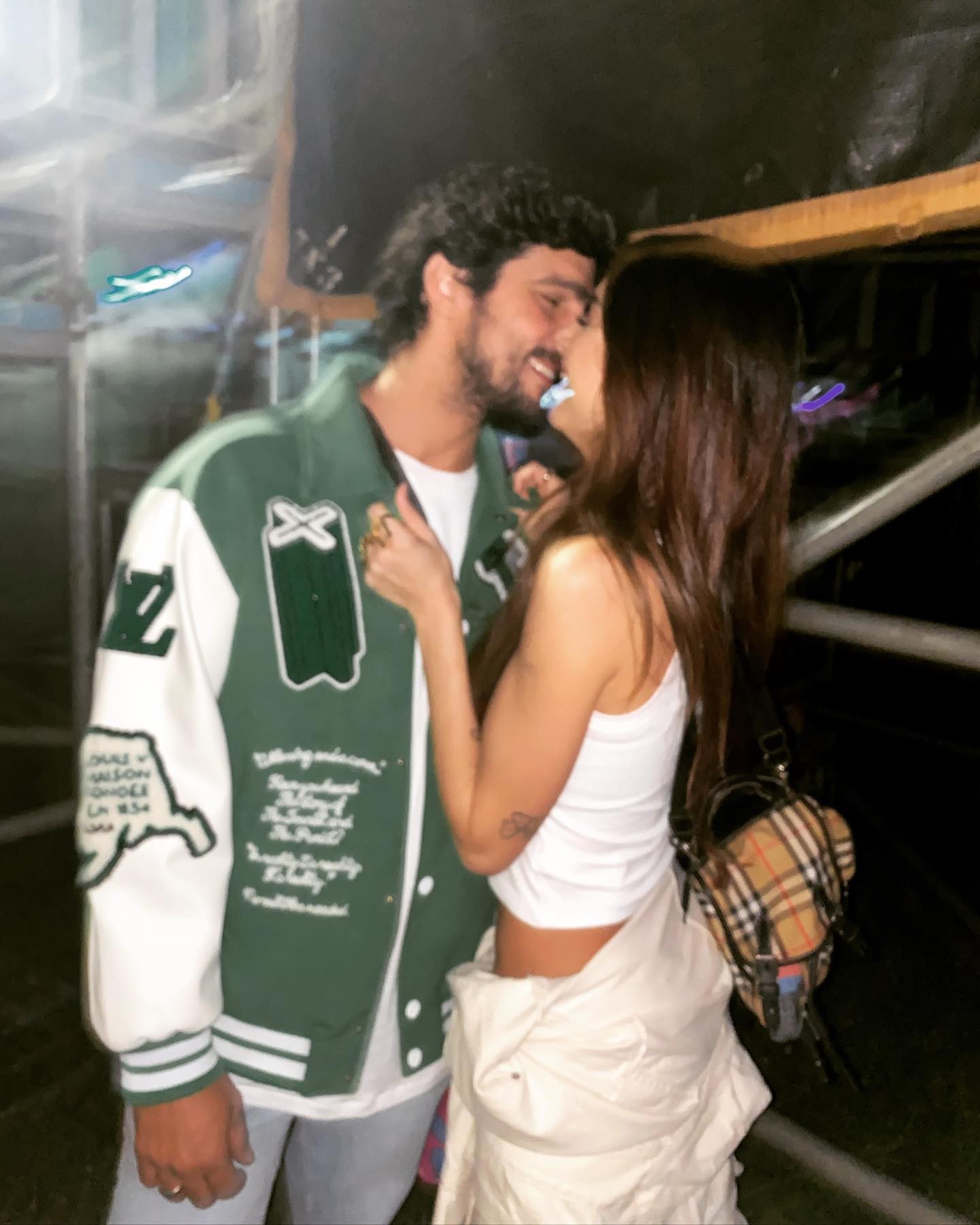 Thaila Ayala posa em clima de romance com Renato Góes (Foto: Reprodução/Instagram)