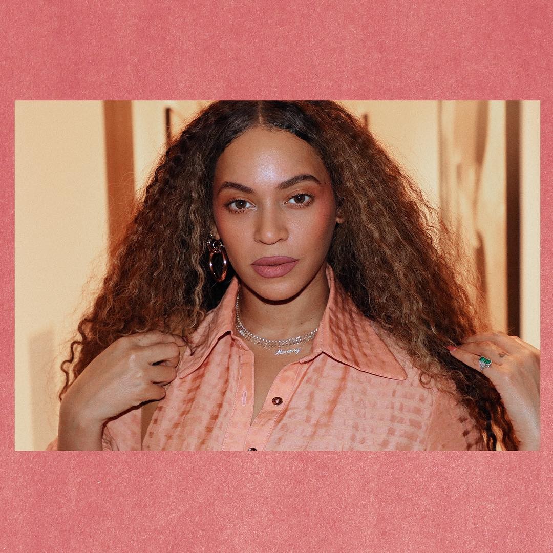 Beyoncé posou de rosa em novas fotos no Instagram (Foto: Reprodução / Instagram)