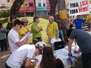 Antes da manifestação, as pessoas eram chamadas a assinar um abaixo assinado (Foto: Jomar Bellini/G1)