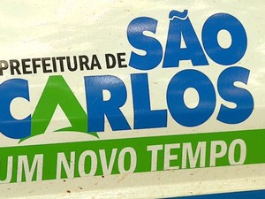 Logomarca com 'A' em destaque estaria promovendo nome de Altomani, prefeito de São Carlos (Foto: Reginaldo dos Santos/EPTV)