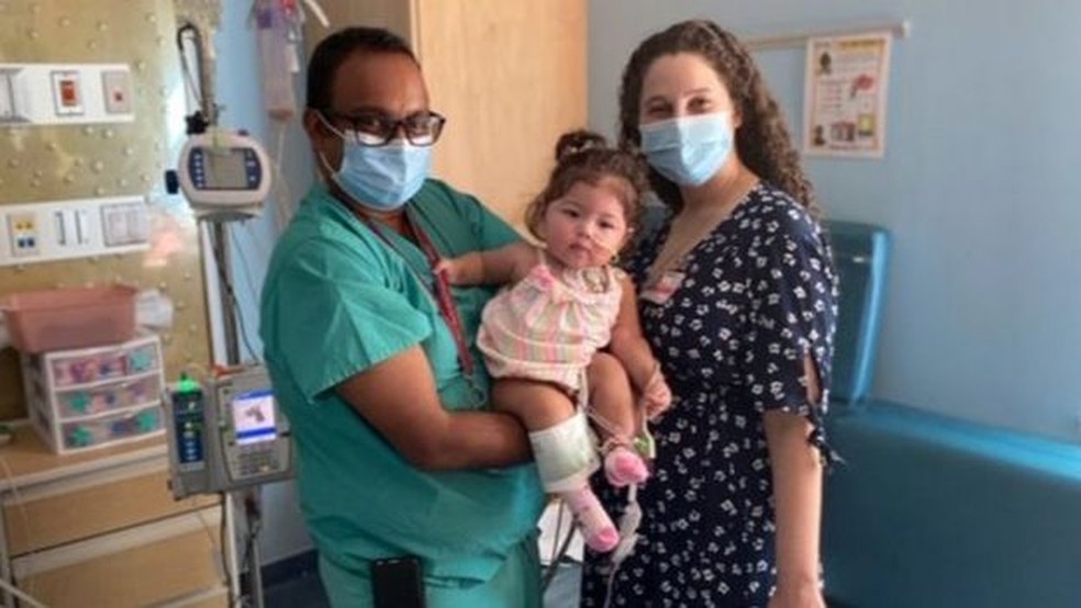 Os médicos Raghav Murthy e Lauren Glass lideraram a equipe responsável por cuidar do bebê no hospital infantil Kravis, parte da rede Mount Sinai — Foto: MOUNT SINAI KRAVIS CHILDREN´S HOSPITAL/BBC