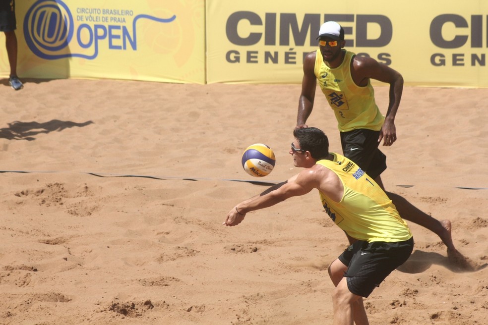 Atuais campeões do mundo, Evandro e André Stein venceram a primeira etapa do Circuito Brasileiro (Foto: Divulgação/CBV)