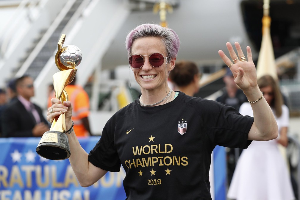 8 de julho - A jogadora de futebol Megan Rapinoe, da seleção americana de futebol, posa com um de seus troféus da Copa do Mundo ao desembarcar no Aeroporto Internacional de Newark (Nova Jersey). Ela foi o grande destaque da Copa do Mundo de Futebol — Foto: Kathy Willens/AP