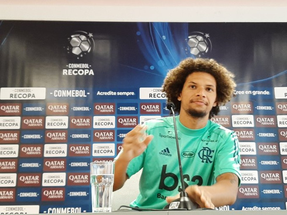 Willian Arão conversou com jornalista, nesta terça, no Ninho  — Foto: Felipe Schmidt