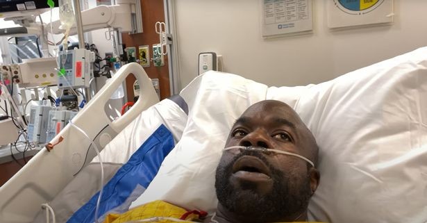 O fisiculturista Kali Muscle em seu leito hospitalar (Foto: YouTube)