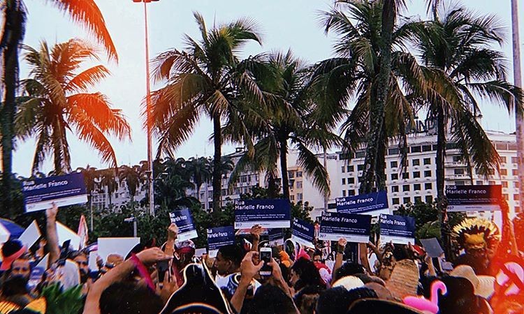 Foliões empunham placas com nome de Marielle Franco no Rio de Janeiro (Foto: Reprodução/Instagram)