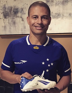 Meia Alex volta a vestir a camisa do Cruzeiro: Fiquei bem de azul