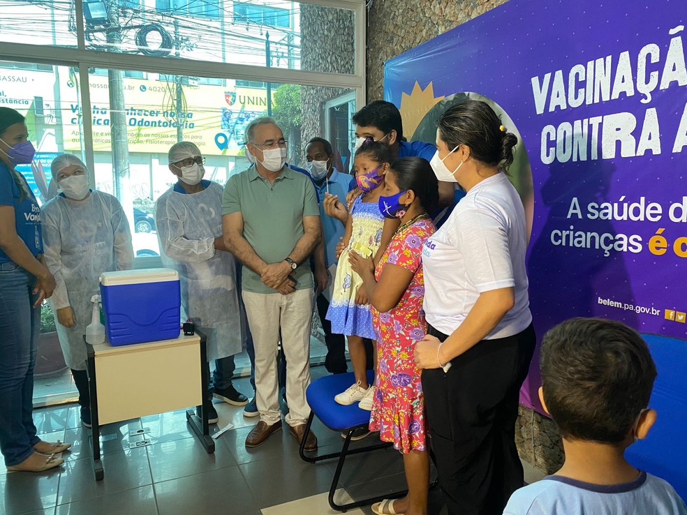 Primeira criança vacinada em Belém é indígena da etnia Warao. — Foto: Priscila Souza