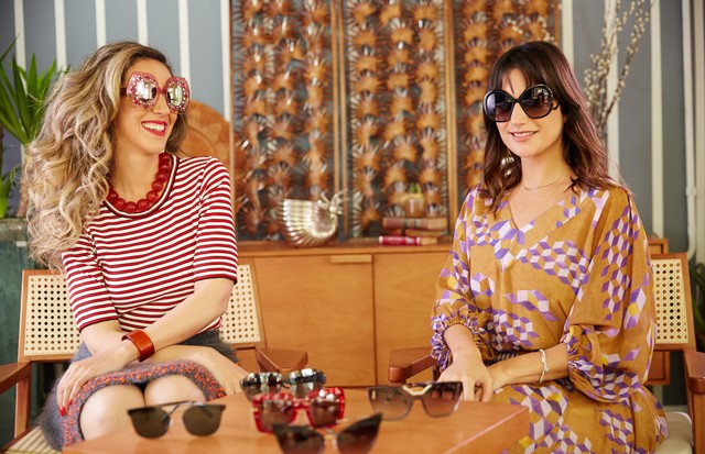 Chantal Goldfinger e Luiza Souza falam sobre óculos de sol (Foto: Tati Viana / 4 You Filmes)