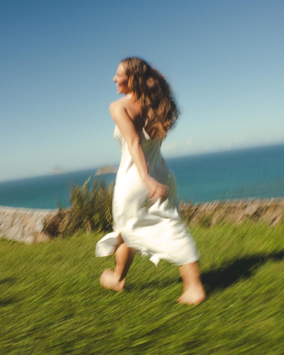 Paolla Oliveira em clique em meio a natureza — Foto: Reprodução/Instagram