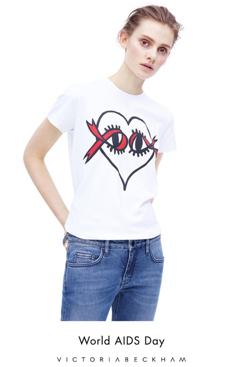 Victoria Beckham lança t-shirt em pro lda luta contra a AIDS (Foto: Divulgação)
