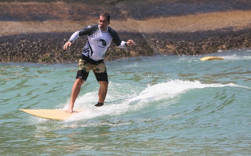 Leandro Hassum faz aula de surfe na praia da Macumba, Zona Oeste do Rio
