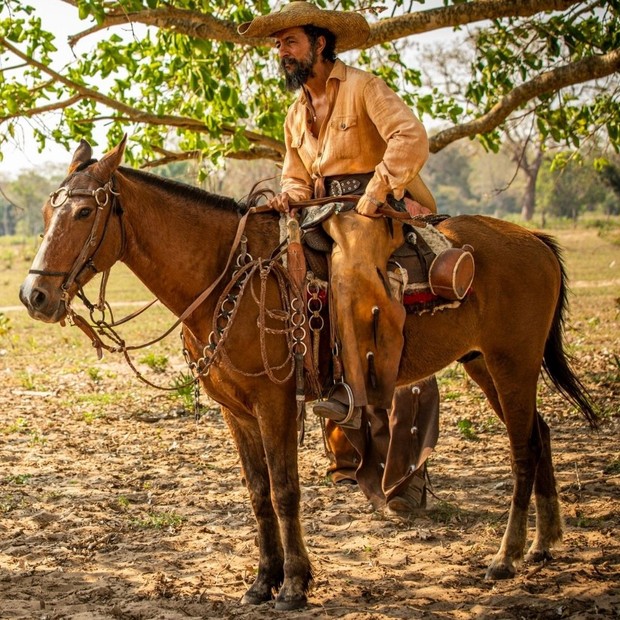 Irandhir Santos, caracterizado como Joventino na primeira fase de Pantanal, usava sela de prata para cenas de montaria (Foto: João Miguel Junior/Globo)