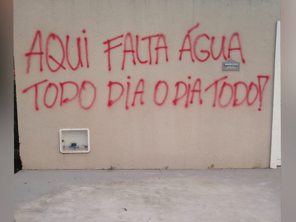 Moradora pinta mensagem em muro para alertar sobre falta de água em casa na cidade de Pacatuba, Região Metropolitana de Fortaleza. — Foto: Arquivo pessoal