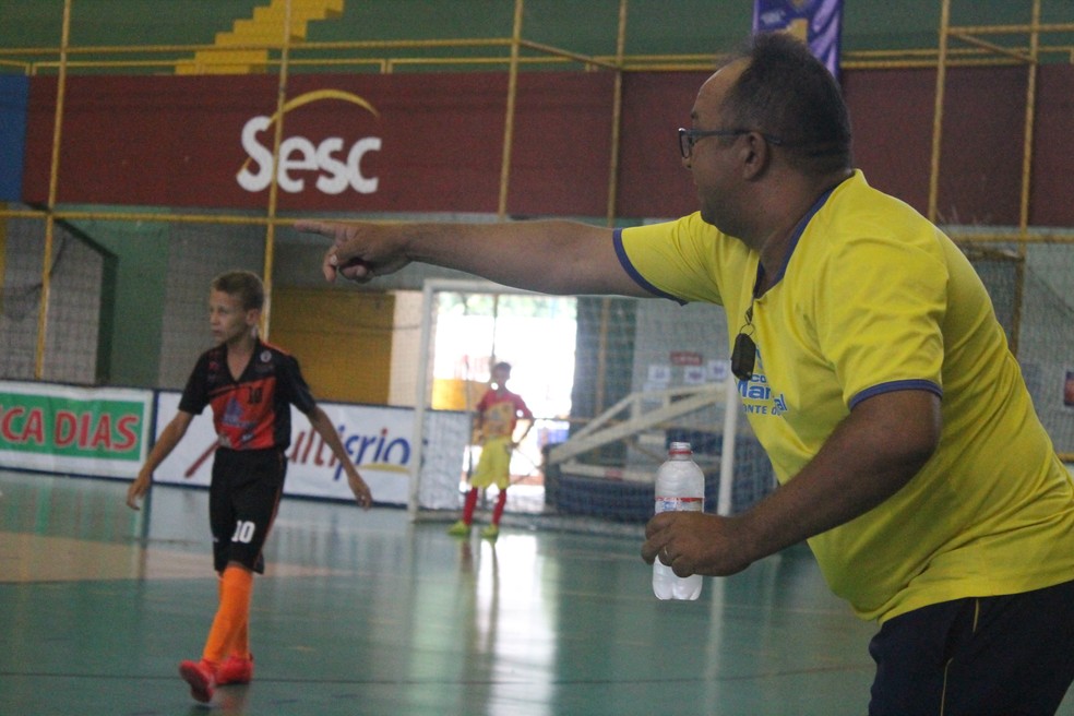 Professor Jamilton comanda o time do Colégio Manancial  (Foto: Emerson Rocha)