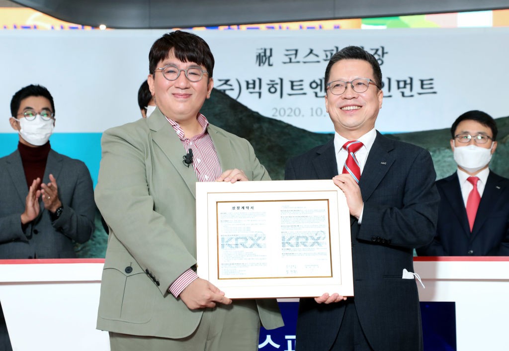 SEOUL, SOUTH KOREA - OCTOBER 15: In this handout image provided by Korea Exchange (KRX), Bang Si-hyuk (L) founder of Big Hit Entertainment Co., and other attendee at the company's initial public offering ceremony at the Korea Exchange (KRX) on October 15, (Foto: Korea Exchange via Getty Images)
