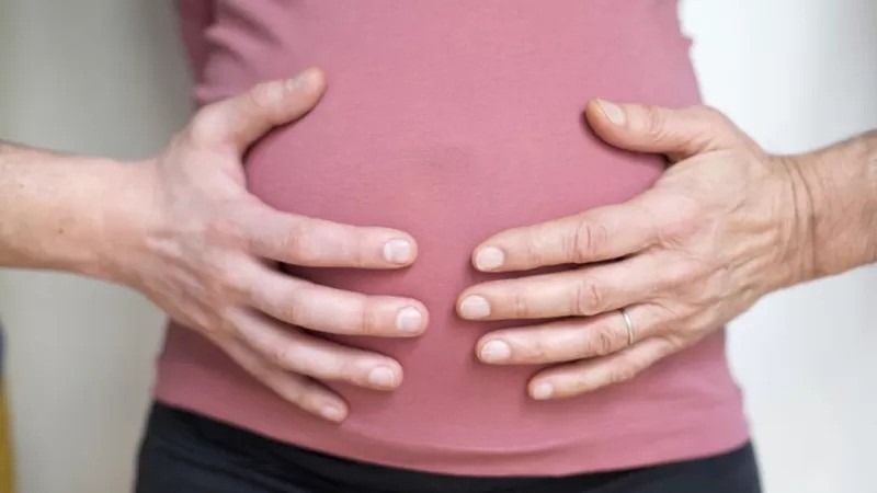 Para fazer o procedimento, a pessoa que deseja ter filho através do surrogacy precisa buscar uma empresa autorizada a fazer o método (Foto: GETTY IMAGES via BBC)