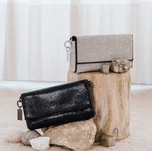 Bolsas Shiny, que têm shape estruturado e duas formas de uso — Foto: Divulgação