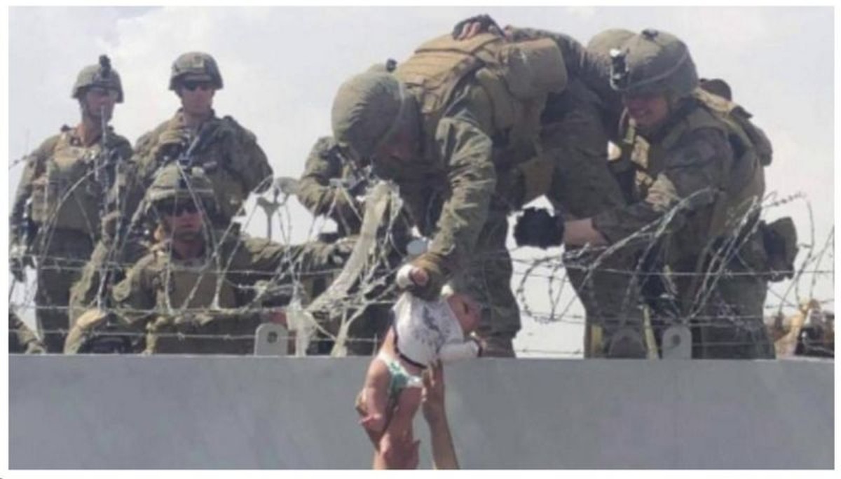'Terá uma vida melhor', diz militar que cuidou da bebê passada para americanos no Afeganistão