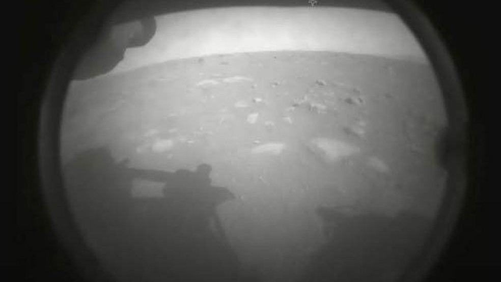 Primeira imagem de Marte enviada por Perseverance foi de baixa qualidade e em preto e branco — Foto: Nasa