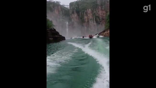 Barcos aceleram para se afastarem do local da queda de rocha