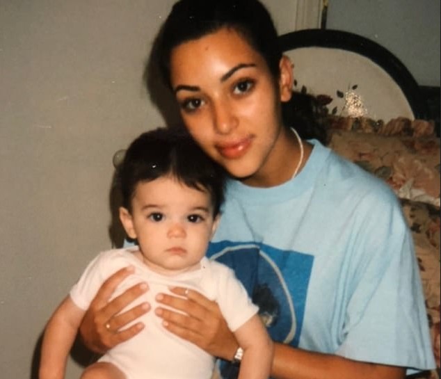 Kim Kardashian e Kendall Jenner em foto antiga dos arquivos do clã Kardashian-Jenner (Foto: Instagram)