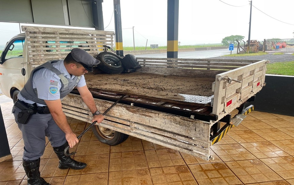 Droga estava escondida na carroceria de um caminhão — Foto: Polícia Rodoviária/Divulgação