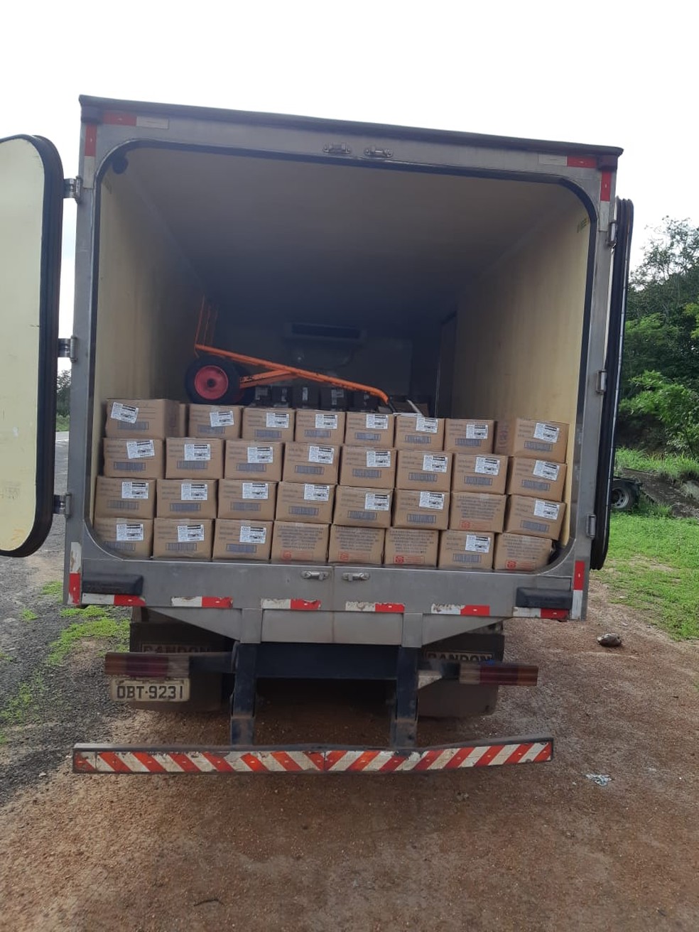 Queijo estava acondicionado em barras contidas em caixas de papelão com pesos variados em média de 24,3 kg por caixa — Foto: Divulgação/Polícia Rodoviária Federal