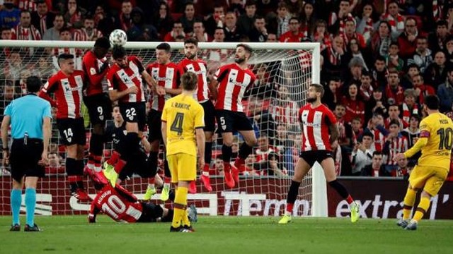 Messi cobra a falta na barreira no jogo contra o Athletic Bilbao