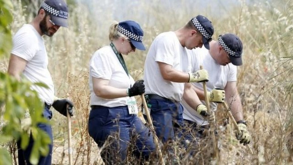 Policiais fazem busca perto de onde Madeleine desapareceu em 2014 — Foto: Getty Images