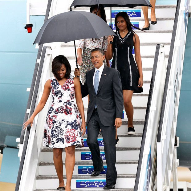 Michelle Obama usando vestido de Carolina Herrera em sua histórica visita a Cuba (Foto: Getty Images)