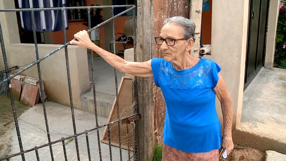 Idosa sente medo de ir ao cemitério, no Noroeste do ES — Foto: Heriklis Douglas/ TV Gazeta