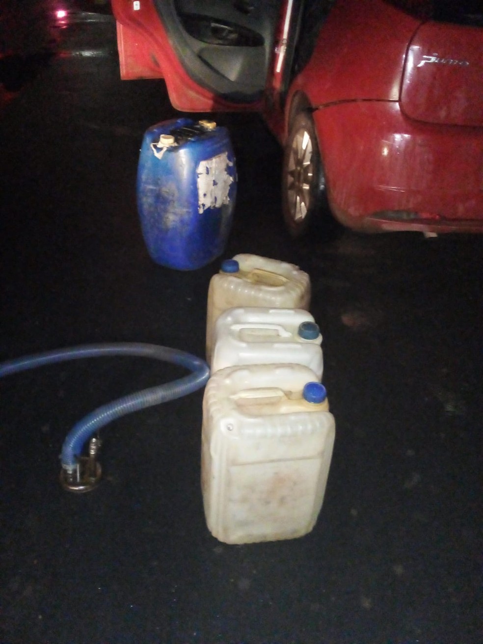 Combustíveis foram encontrados em veículo na Zona Sul de Teresina  — Foto: Divulgação/PM