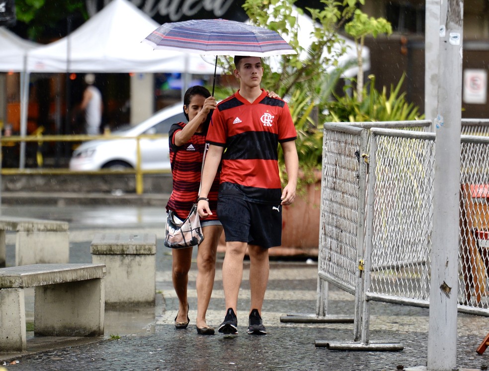 Torcedores do Flamengo embaixo de chuva na Tijuca &mdash; Foto: Andr&eacute; Dur&atilde;o
