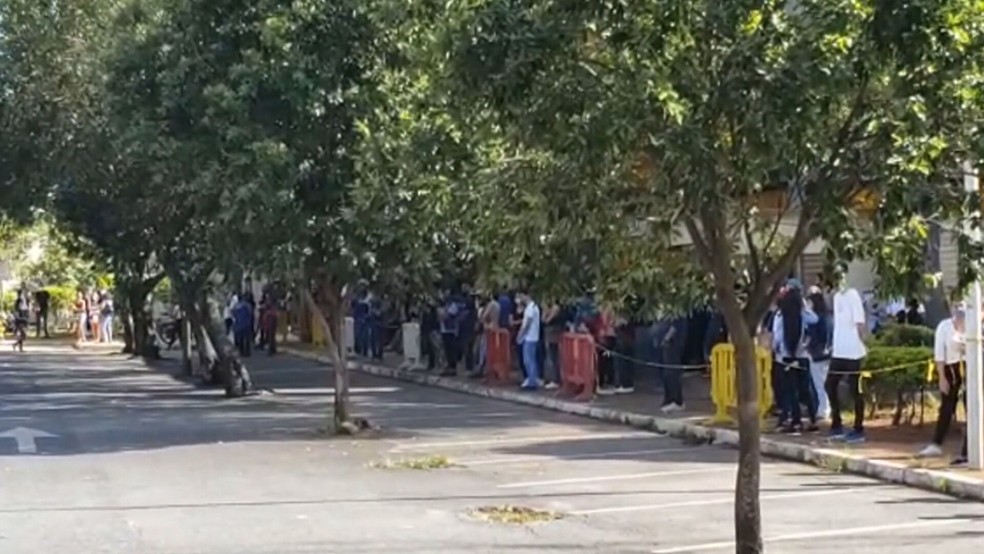 No sábado (20), candidatos se aglomeraram na fila de espera para exames do Detran-DF — Foto: Arquivo pessoal