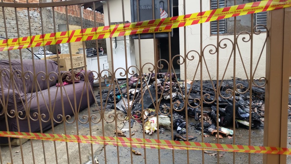 Incêndio danificou casa no Conjunto Habitacional Ana Jacinta — Foto: Heloise Hamada/TV Fronteira