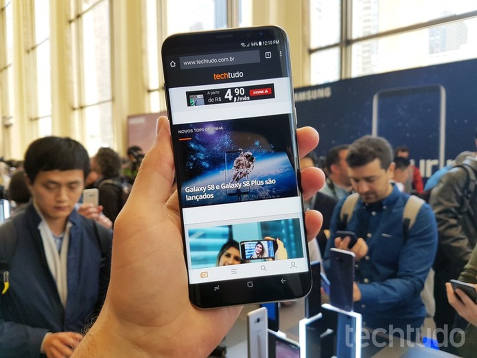 Tela de cinema do Galaxy S8 ocupa toda a parte frontal do aparelho (Foto: Thassius Veloso/TechTudo)