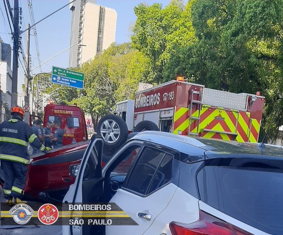 Duas mulheres ficam feridas após carro capotar em acidente no Centro de São José