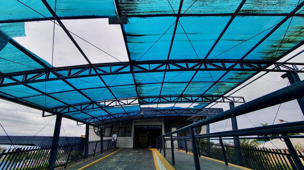 Cobertura da rampa do Terminal Rodoviário de Presidente Prudente está danificada — Foto: Heloise Hamada/g1