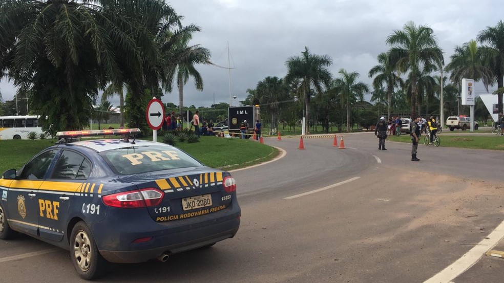 Acidente aconteceu na rotatória da Ufac, em Rio Branco  — Foto: Divulgação/PRF-AC