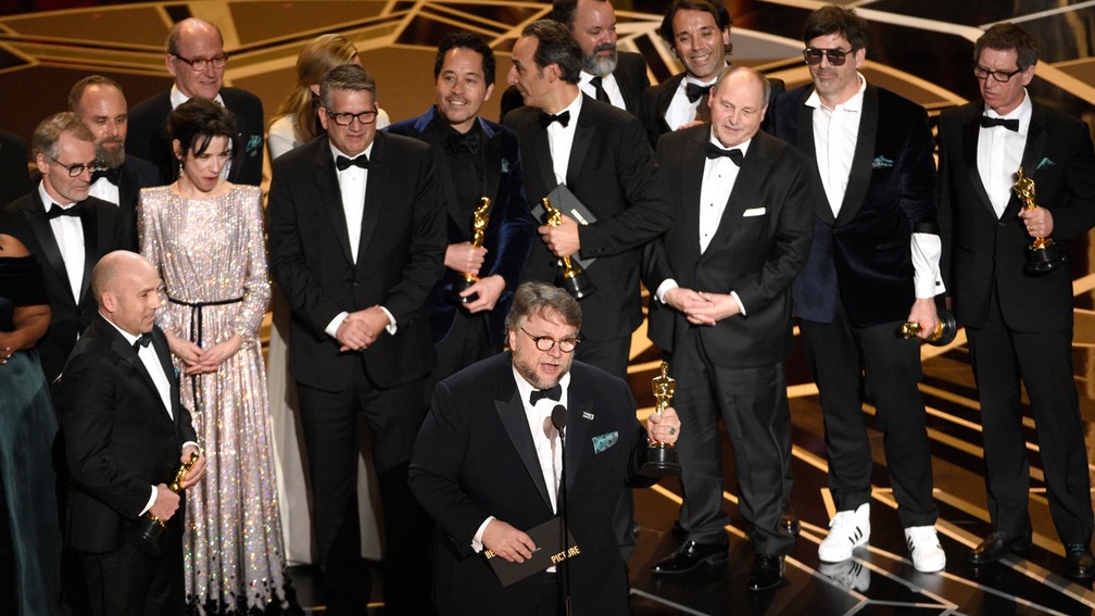 Elenco de 'A forma da água' sobe no palco do Oscar para celebrar prêmio de Melhor Filme (Foto: Chris Pizzello/Invision/AP)
