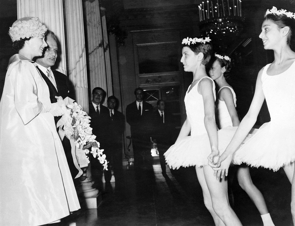 A rainha Elizabeth II parabeniza jovens bailarinos do Scala de Milão que lhe foram apresentados pelo superintendente Antonio Ghiringhelli, em 8 de maio de 1961 — Foto: AFP