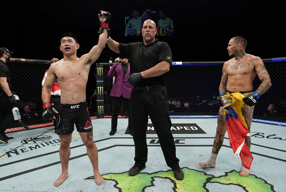 Marlon Vera protesta contra a vitória de Song Yadong no UFC: Overeem x Harris — Foto: Getty Images