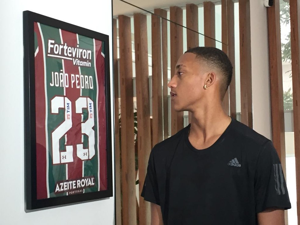 João Pedro olha para camisa do Fluminense  — Foto: Felipe Siqueira