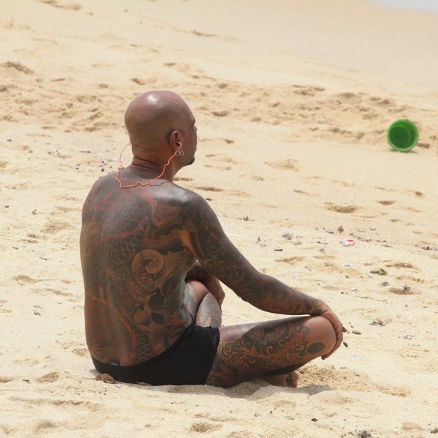 Harry, ex-participante do BBB3, em praia carioca (Foto: Daniel Delmiro/AgNews)