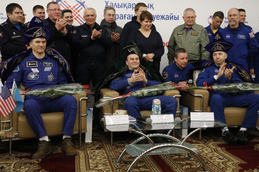 Paolo Nespoli, Sergey Riazanski e Randy Bresnik pousaram no Cazaquistão (Foto: Dmitry Lovetsky/AFP)