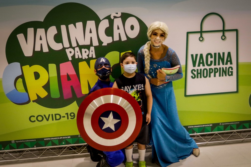 Atores vestidos como personagens participam de evento de vacinação de crianças contra a Covid em Osasco. — Foto: ALOISIO MAURICIO/FOTOARENA/ESTADÃO CONTEÚDO