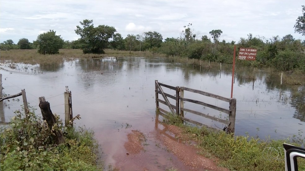 Entrada de fazenda é tomada pela água em Pium (Foto: Reprodução/TV Anhanguera)